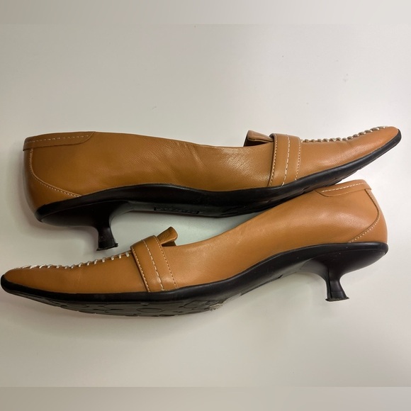 Kenneth Cole Reaction Tan Leather Kitten Heels Y2K White Contrast Stitching 7.5 - Picture 14 of 16